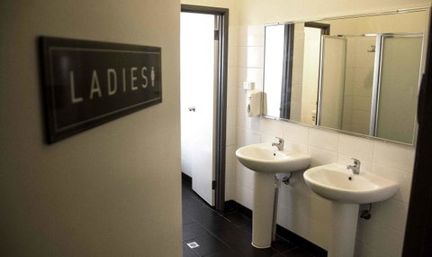 Shiralee Hostel -note - Valid Passport Required To Check In - Australian Directory 14