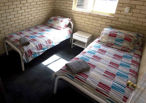 Shiralee Hostel -note - Valid Passport Required To Check In - Australian Directory 8