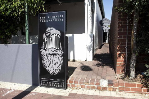 Shiralee Hostel -note - Valid Passport Required To Check In - Australian Directory 12