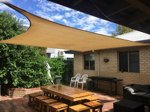 Shiralee Hostel -note - Valid Passport Required To Check In - Australian Directory 1
