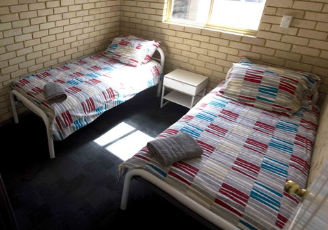 Shiralee Hostel -note - Valid Passport Required To Check In - Australian Directory 17