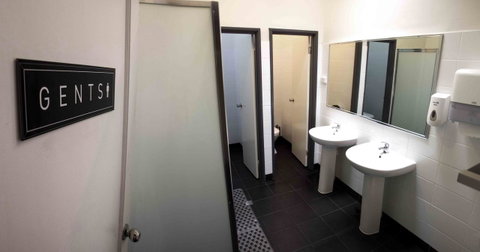 Shiralee Hostel -note - Valid Passport Required To Check In - Australian Directory 16
