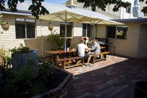 Shiralee Hostel -note - Valid Passport Required To Check In - Australian Directory 7