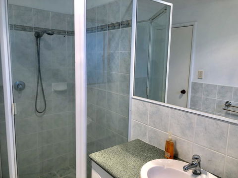 Charming Quiet Lodge-2 Minutes Walk To Shopping Complex - Australian Directory 13