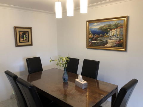 Charming Quiet Lodge-2 Minutes Walk To Shopping Complex - Australian Directory 4