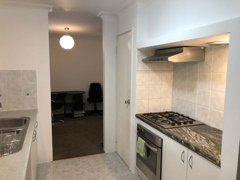 Charming Quiet Lodge-2 Minutes Walk To Shopping Complex - Australian Directory 10