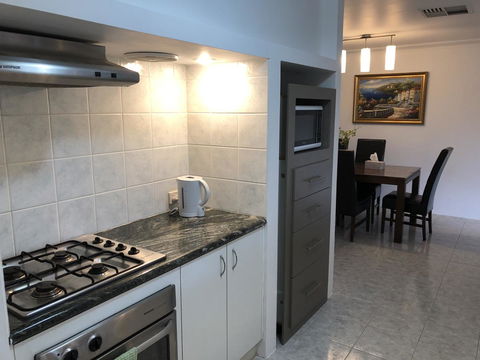 Charming Quiet Lodge-2 Minutes Walk To Shopping Complex - Australian Directory 7