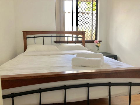 Charming Quiet Lodge-2 Minutes Walk To Shopping Complex - Australian Directory 3