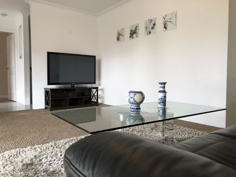 Charming Quiet Lodge-2 Minutes Walk To Shopping Complex - Australian Directory 5