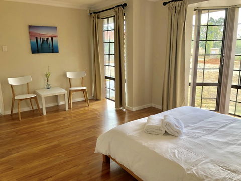 Charming Quiet Lodge-2 Minutes Walk To Shopping Complex - Australian Directory 2