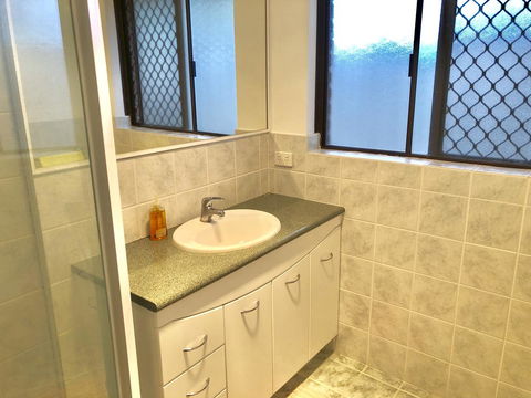 Charming Quiet Lodge-2 Minutes Walk To Shopping Complex - Australian Directory 12