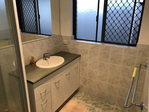 Charming Quiet Lodge-2 Minutes Walk To Shopping Complex - Australian Directory 15