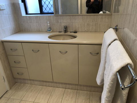 Charming Quiet Lodge-2 Minutes Walk To Shopping Complex - Australian Directory 21