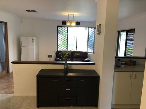 Charming Quiet Lodge-2 Minutes Walk To Shopping Complex - Australian Directory 11