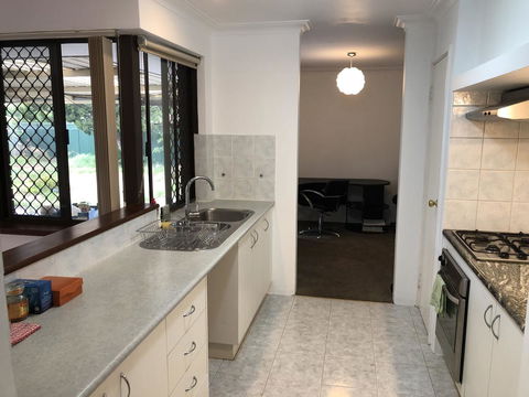 Charming Quiet Lodge-2 Minutes Walk To Shopping Complex - Australian Directory 8