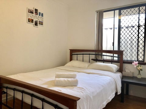 Charming Quiet Lodge-2 Minutes Walk To Shopping Complex - Australian Directory 16