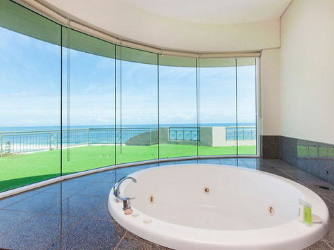 Beachfront Penthouse & Huge Terrace - Australian Directory 4