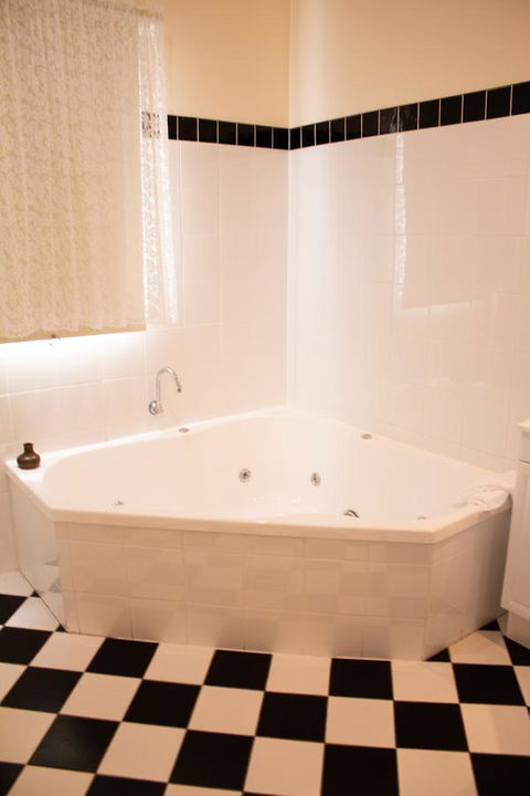 Stanley Hotel & Apartments - Australian Directory 11