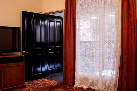 The Macquarie Hobart - Australian Directory 32