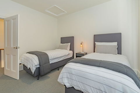 4 Bedroom House - Hobart CBD - Free Parking - Free WIFI - Australian Directory 13