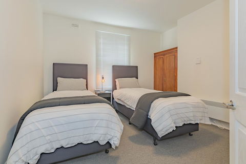 4 Bedroom House - Hobart CBD - Free Parking - Free WIFI - Australian Directory 3