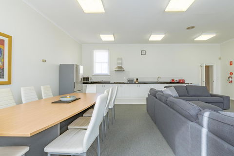 4 Bedroom House - Hobart CBD - Free Parking - Free WIFI - Australian Directory 16