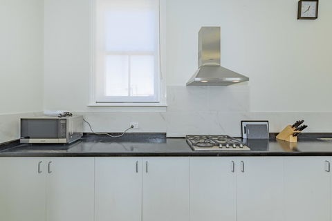 4 Bedroom House - Hobart CBD - Free Parking - Free WIFI - Australian Directory 8