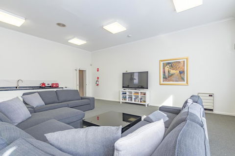 4 Bedroom House - Hobart CBD - Free Parking - Free WIFI - Australian Directory 12