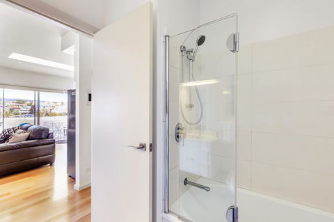 Bellerive Marina View Apartments NO 27 - Australian Directory 11