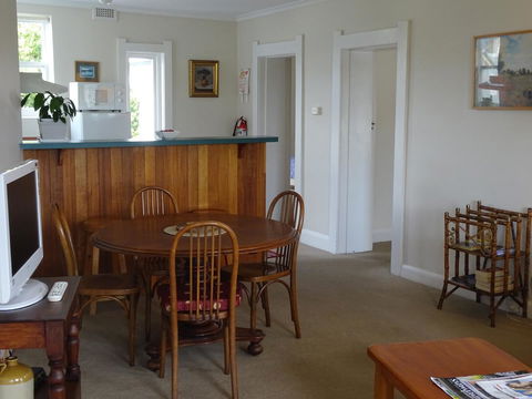 Highbury Apartments - Australian Directory 36