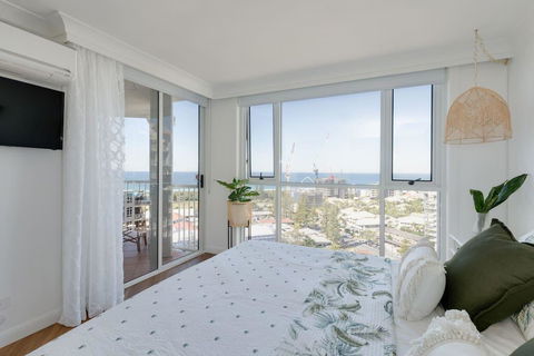 NEW Beautiful 1 Bedroom Beach Views Broadbeach - Australian Directory 0