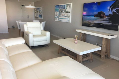 NEW UPMARKET COMFORTABLE 2 Bed, 2 Bath, OCEAN VIEWS, 250m To BUDDINA BEACH! - Australian Directory 3