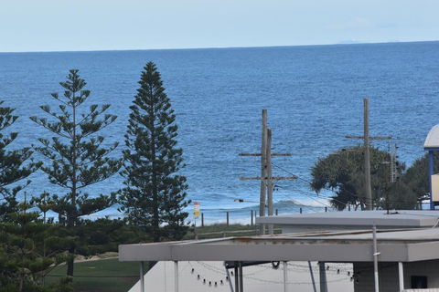 NEW UPMARKET COMFORTABLE 2 Bed, 2 Bath, OCEAN VIEWS, 250m To BUDDINA BEACH! - Australian Directory 2