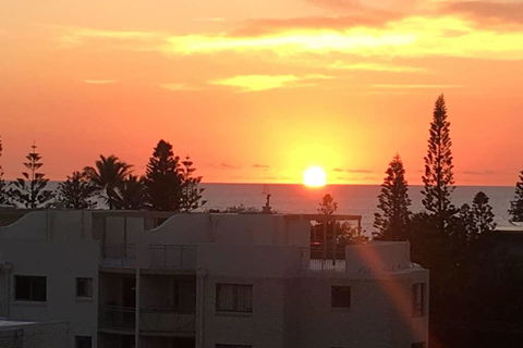 NEW UPMARKET COMFORTABLE 2 Bed, 2 Bath, OCEAN VIEWS, 250m To BUDDINA BEACH! - Australian Directory 1