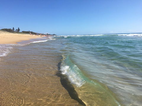 NEW UPMARKET COMFORTABLE 2 Bed, 2 Bath, OCEAN VIEWS, 250m To BUDDINA BEACH! - Australian Directory 0