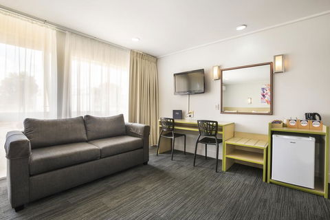 Nightcap At Coolaroo Hotel - Australian Directory 2