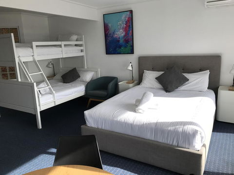 North Pier Hotel - Australian Directory 3