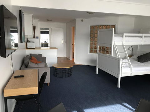 North Pier Hotel - Australian Directory 2