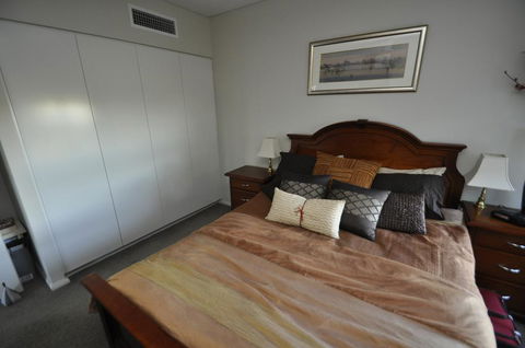 NORTH SYDNEY FULLY SELF CONTAINED MODERN 2 BED APARTMENT (16WAL) - Australian Directory 2