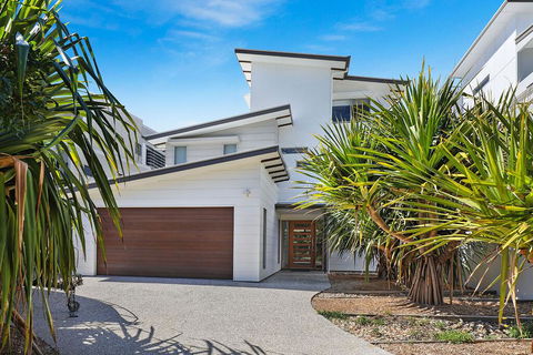 NORTHSHOR- ULTIMATE BEACH HOUSE - Australian Directory 1
