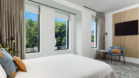 Oaks Cairns Hotel - Australian Directory 2