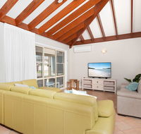 Occy's  Fingal Bay - Australian Directory
