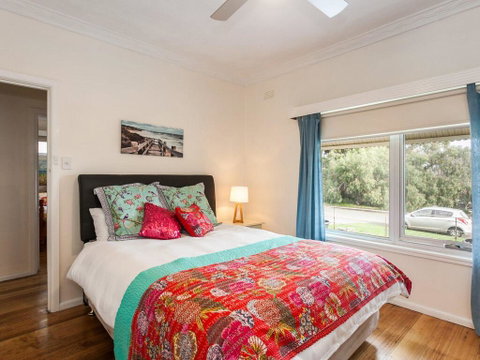OCEAN SOUNDS - Anglesea - Australian Directory 1