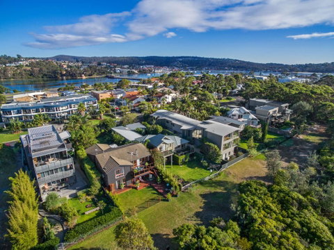 Ocean's 30 - Ultimate Beach Frontage - Australian Directory 2
