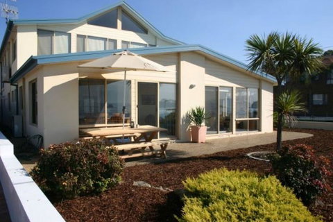 On Casey's - Australian Directory 1