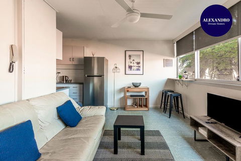 PADDINGTON PAD With PARKING & SMART TV & POOL - Australian Directory 0