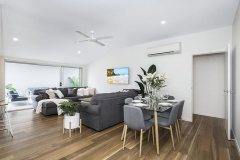 Park Avenue Terrace House Sleeps 9 - Australian Directory 1