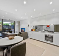 Peaceful Water-side Retreat With Huge Courtyard.