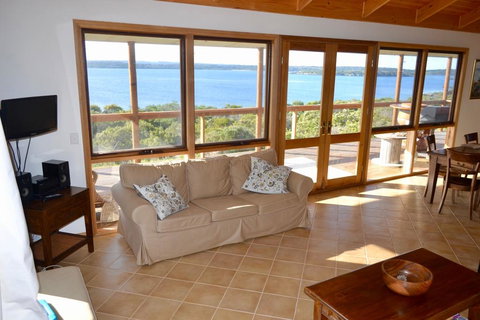 Pelican Lagoon Cabin - Australian Directory 1