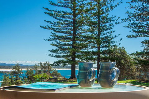 PERFECTLY POSITIONED BEACHFRONT APARTMENT-GREAT LOCATION WITH OCEAN VIEWS - Australian Directory 0